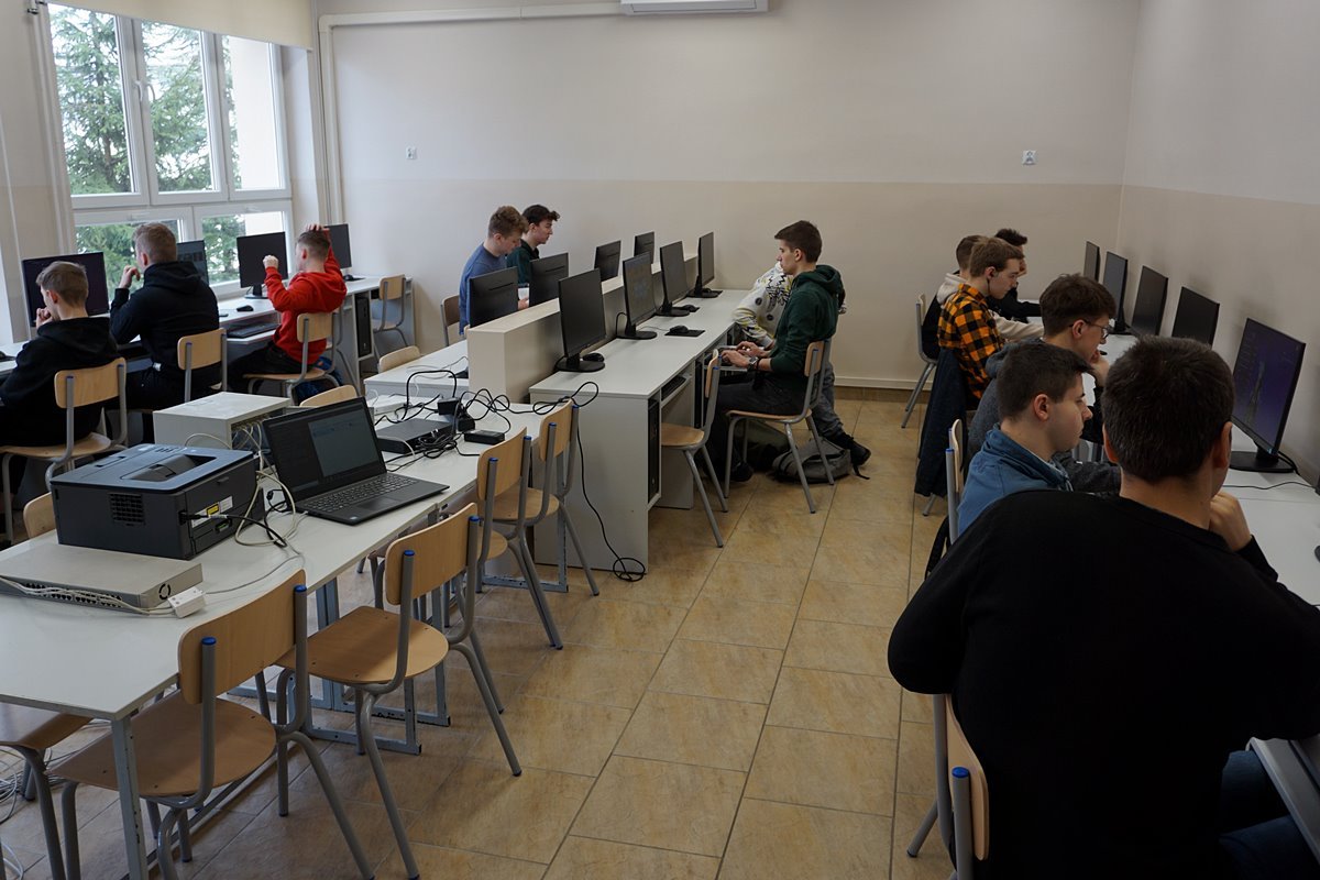 2022-04 Nowe pracownie komputerowe w Reju